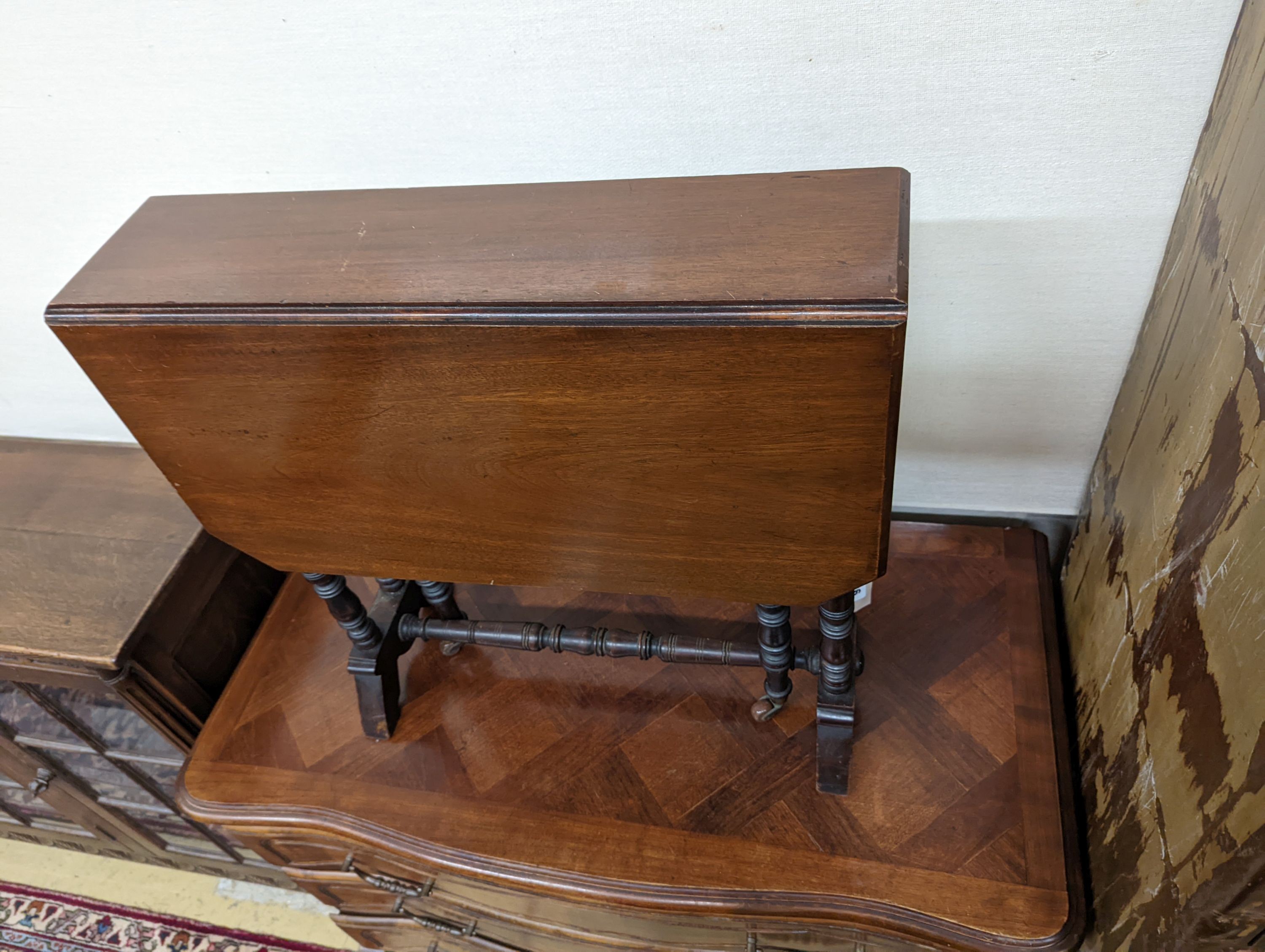 A mahogany Sutherland table. W-60cm, D-75cm, H-61cm.